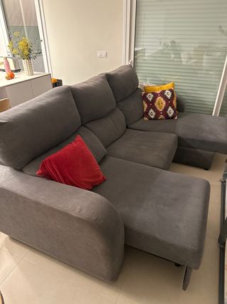 Sofá modular gris con chaiselongue