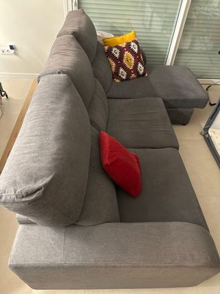 Sofá modular gris con chaiselongue