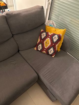 Sofá modular gris con chaiselongue