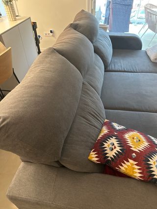 Sofá modular gris con chaiselongue