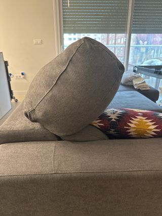 Sofá modular gris con chaiselongue