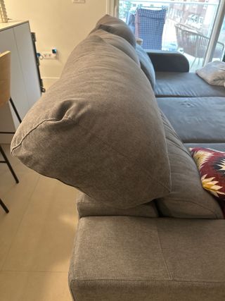 Sofá modular gris con chaiselongue