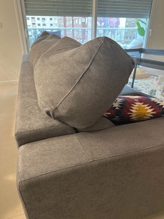 Sofá modular gris con chaiselongue