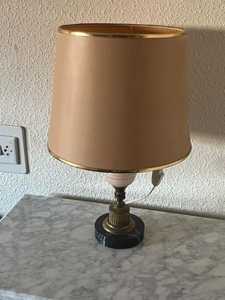 Lámpara de mesa beige y dorada