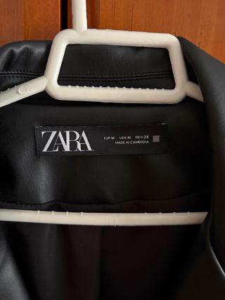 Chaqueta Zara efecto piel negra
