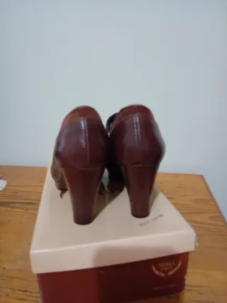 Zapatos tacón, piel y ante, talla 37