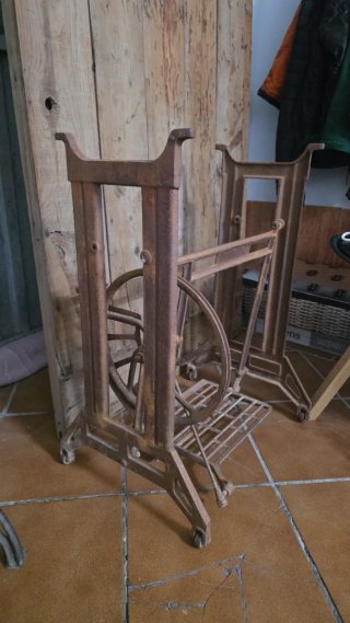 Mesa de madera rústica y base de máquina de coser