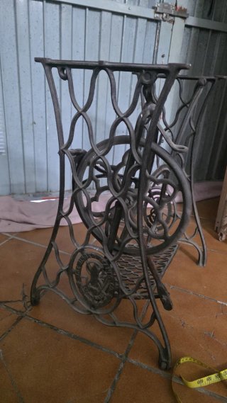Mesa de madera rústica y base de máquina de coser