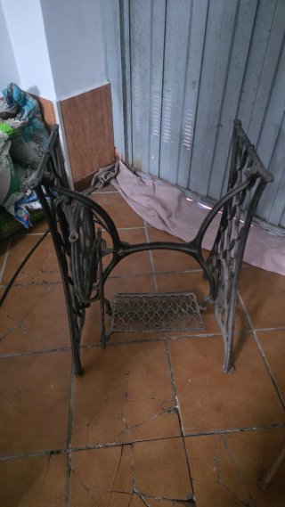 Mesa de madera rústica y base de máquina de coser