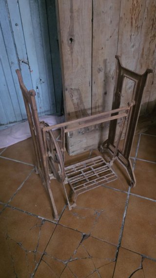 Mesa de madera rústica y base de máquina de coser