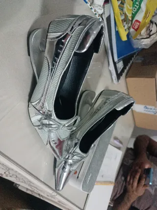 Zapatos plateados con lazo