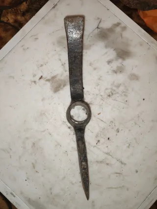 Pico antiguo de metal