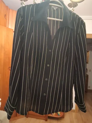 Camisa de rayas negra y blanca