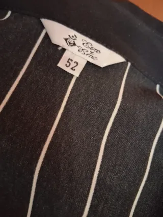 Camisa de rayas negra y blanca