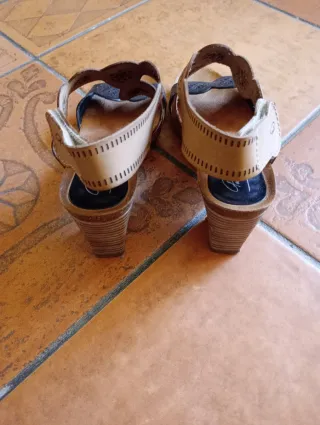 Sandalias Penelope Collection Beige y Negro