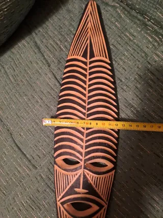 Máscara africana de madera tallada