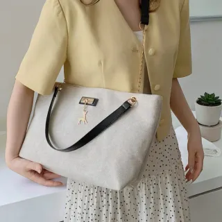Borsa Tote Beige e Nera con Ciondolo