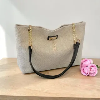 Borsa Tote Beige e Nera con Ciondolo
