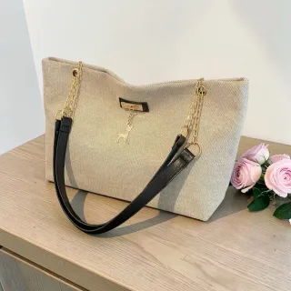 Borsa Tote Beige e Nera con Ciondolo
