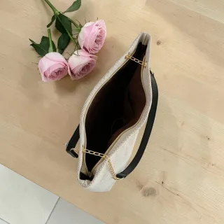 Borsa Tote Beige e Nera con Ciondolo