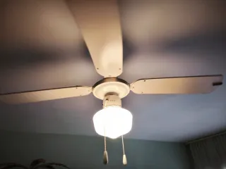 Ventilador de techo blanco