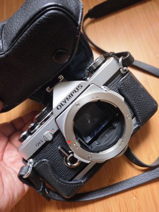 Olympus OM2 + Custodia in Pelle Argento/Nero
