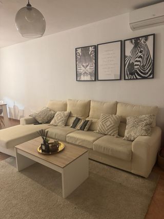 Sofá, mesa comedor y mueble TV