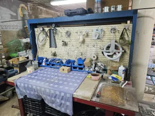 Banco de trabajo con panel y cajones