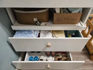 Cambiador de bebé con cajones Myllra Ikea infantil