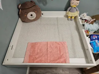 Cambiador de bebé con cajones Myllra Ikea infantil