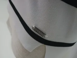 Guess Talla M Rayas Blanca y Negra