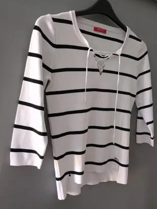 Guess Talla M Rayas Blanca y Negra