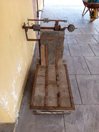 Báscula antigua de madera y metal