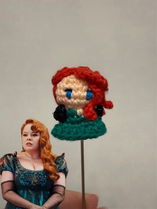 Mini amigurumi Penelope Bridgerton