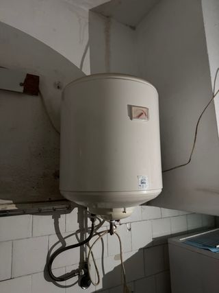 Termo eléctrico blanco marca Delta