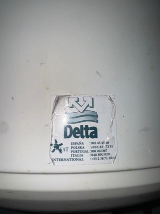 Termo eléctrico blanco marca Delta