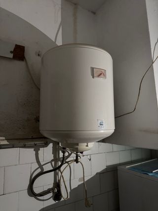 Termo eléctrico blanco marca Delta