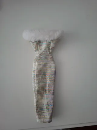 Vestito Barbie anni '90 con pelo bianco