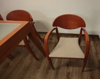 Mueble de salón madera y cristal,con mesa.
