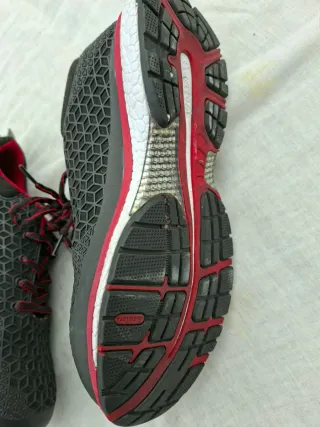 Botas de seguridad negras y rojas