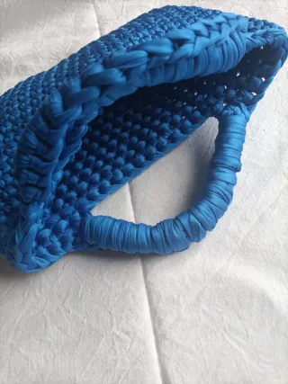 Pochette in fettuccia blu fatta a mano