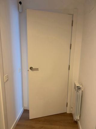 Puerta blanca maciza