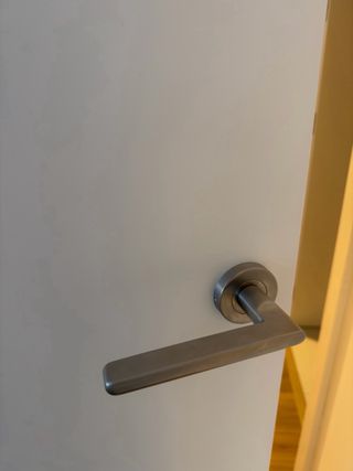 Puerta blanca maciza