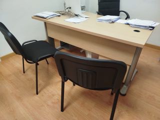 Tavolo da ufficio con 2 sedie e cassettiera