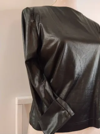 Blusa negra piel sintética mujer