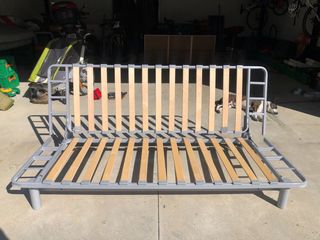 Divano letto Ikea grigio con cassetto sotto la struttura