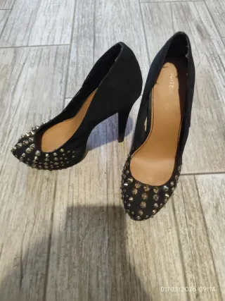 Zapatos de tacón negros con tachuelas