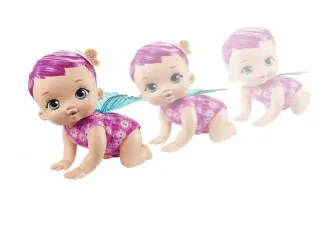 Muñeca hada con alas y mariposa gateadora