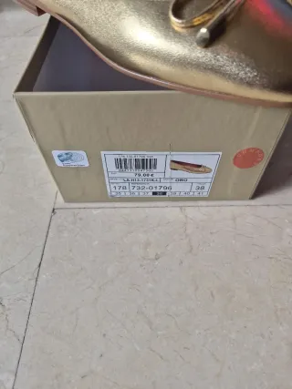 Manoletinas doradas con lazo