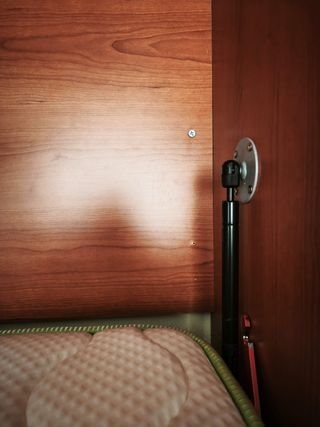 Litera abatible vertical con escalera.